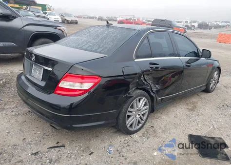 2009 Mercedes-Benz C 300 Sport z USA, uszkodzony, nr VIN WDDGF54X99F222456